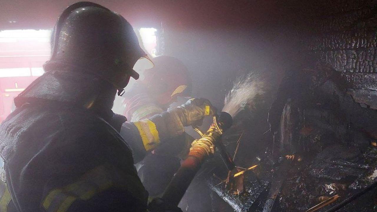 12 пожарных боролись с огнем в автогородке на Североморском шоссе 