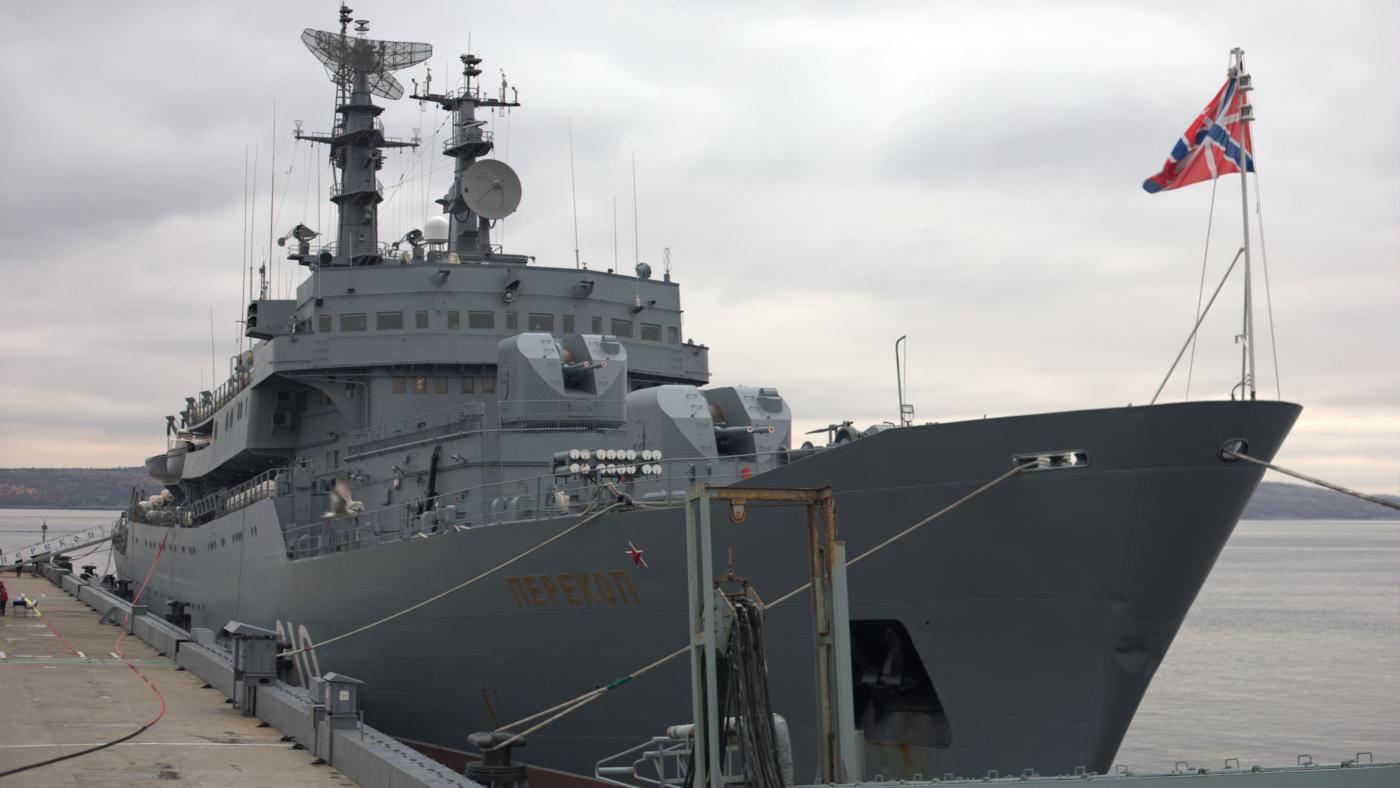 В Североморске встретили учебный корабль с курсантами на борту