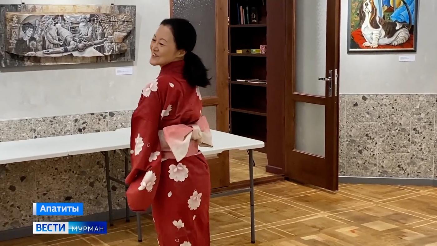 Руми Фукусима из Токио открыла выставку японского быта в Апатитах
