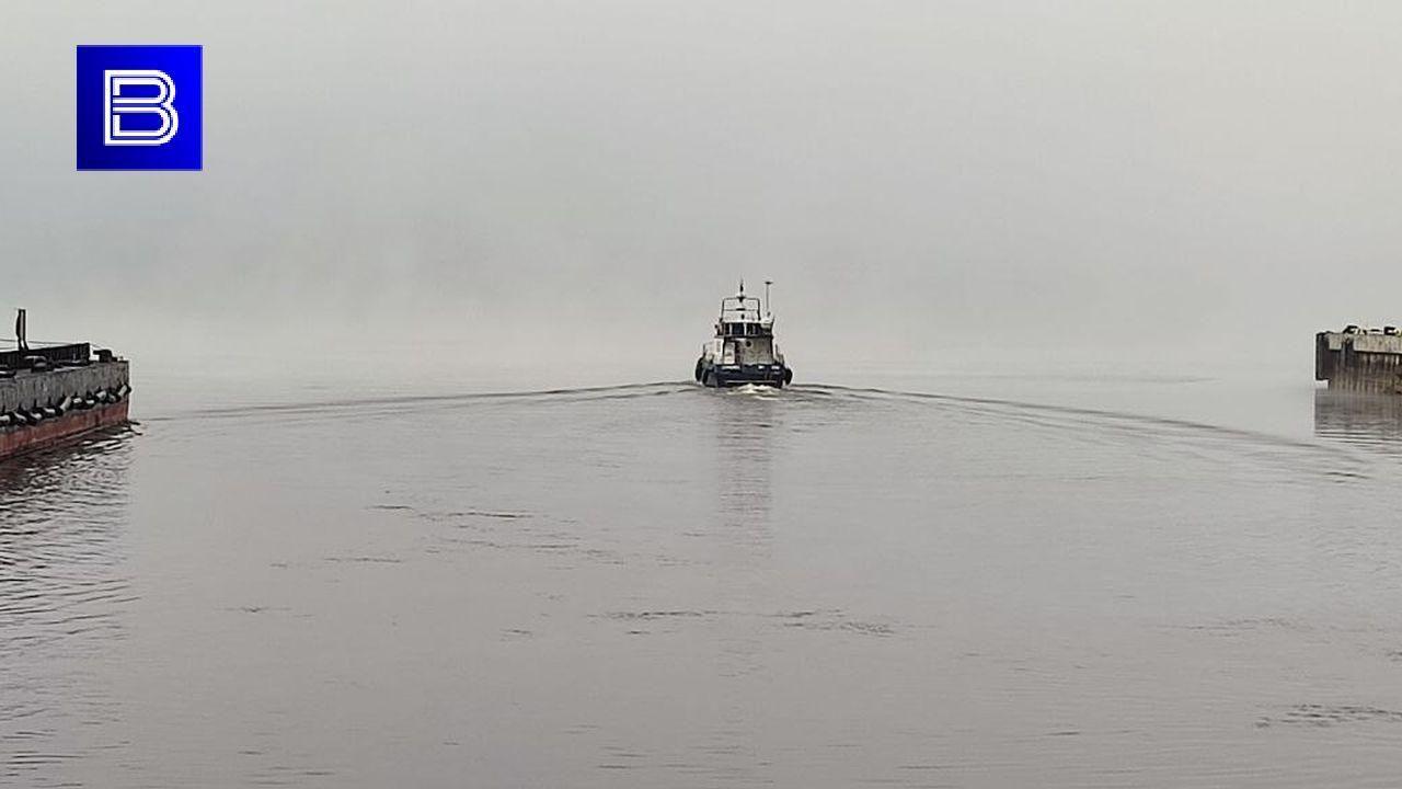 Экипаж севшего на мель в Кольском заливе сухогруза эвакуирован на берег 