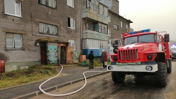 Трех человек эвакуировали из дома в Териберке из-за пожара