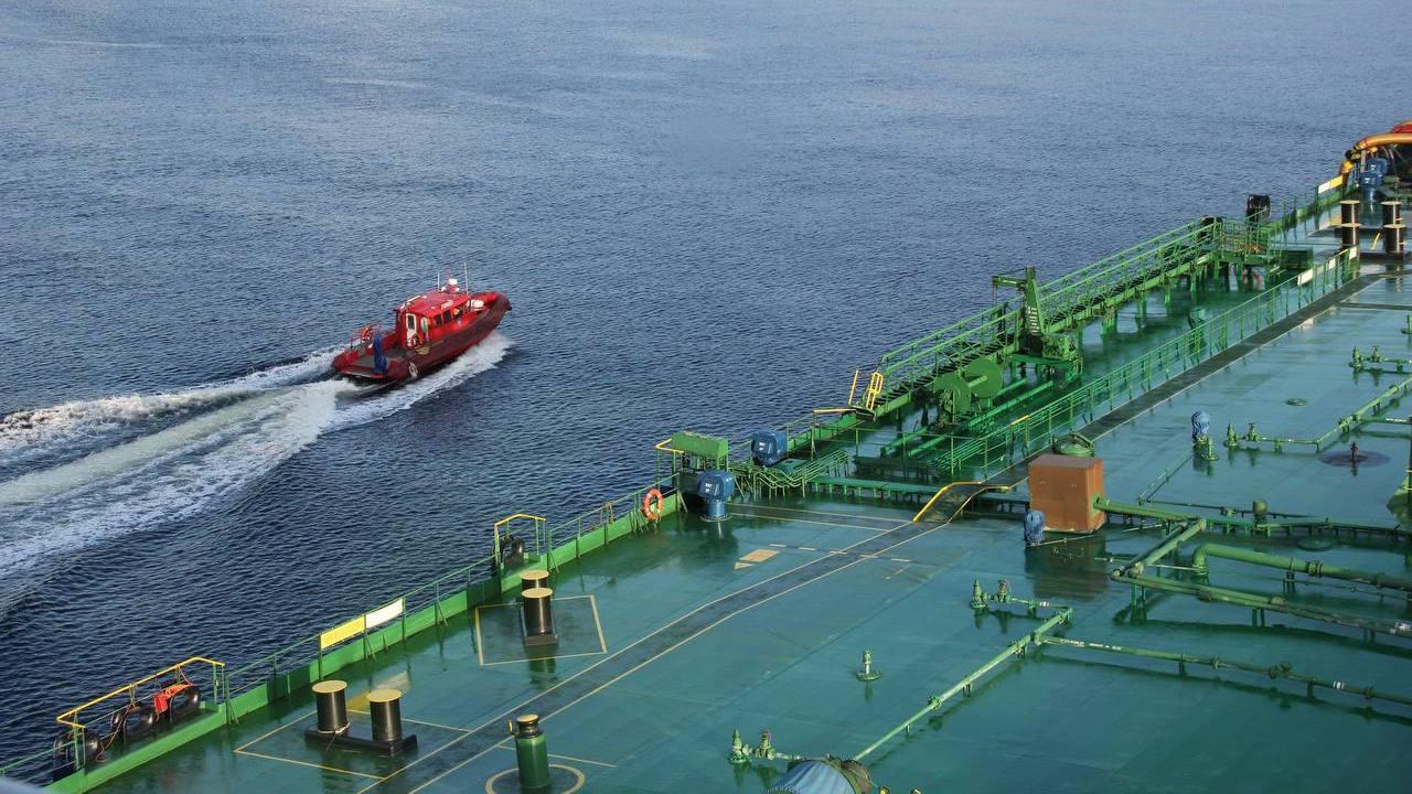 В Мурманском морском порту ликвидировали условный разлив нефтепродуктов