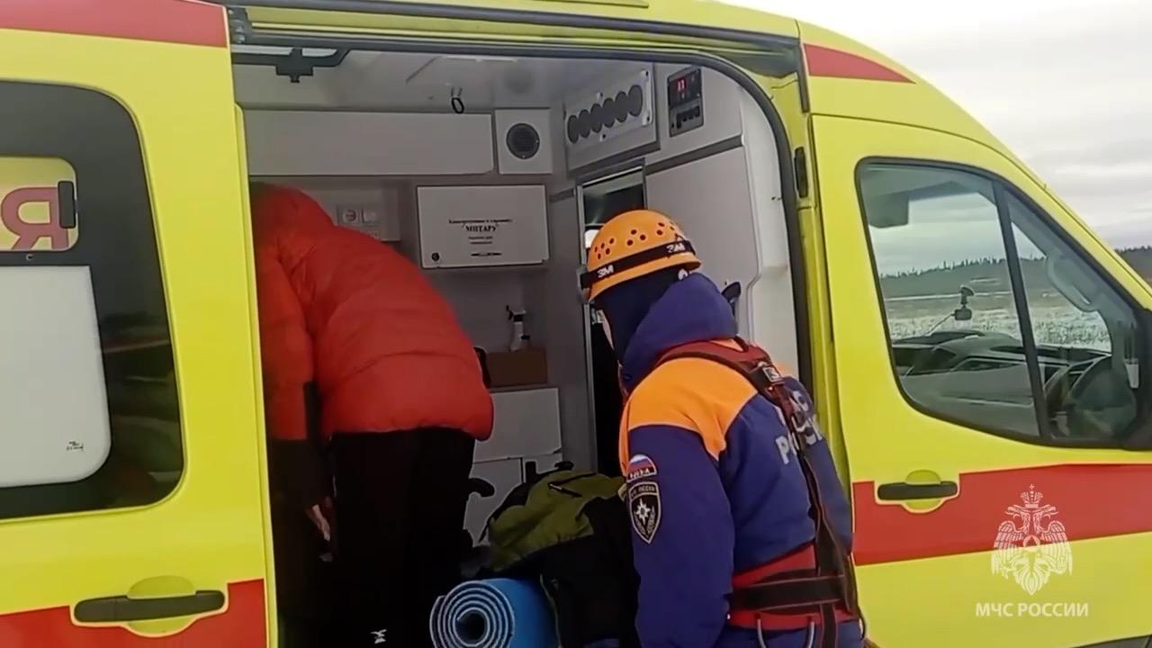 Пострадавших в Мурманской области туристов передали бригаде скорой помощи