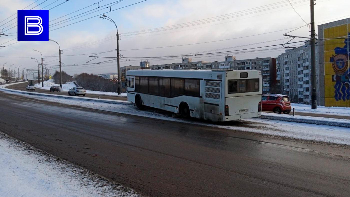 В Мурманске пассажирам пришлось покидать автобус по разделительной полосе