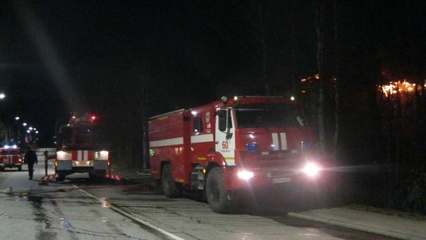Из горящего дома в Зеленоборском эвакуировали 8 человек