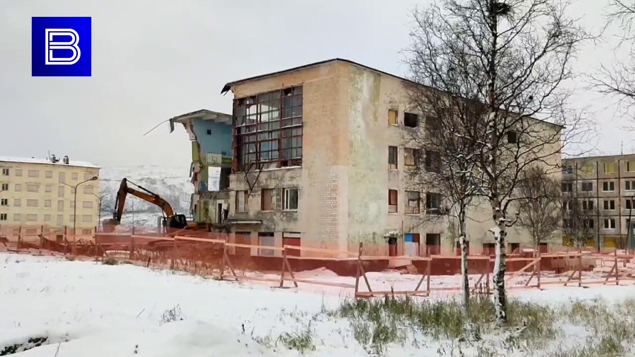 В Заозерске сносят здание спортивного комплекса