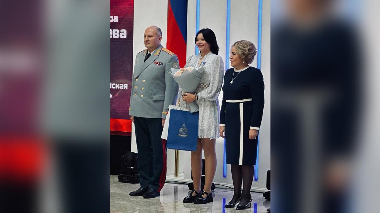 Школьница из Мурманска Александра Андреева получила медаль Совета Федерации &quot;За проявленное мужество&quot;