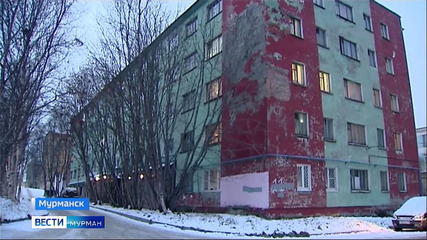 Жильцы бывшего общежития в Мурманске моются в душевых среди грязи и плесени