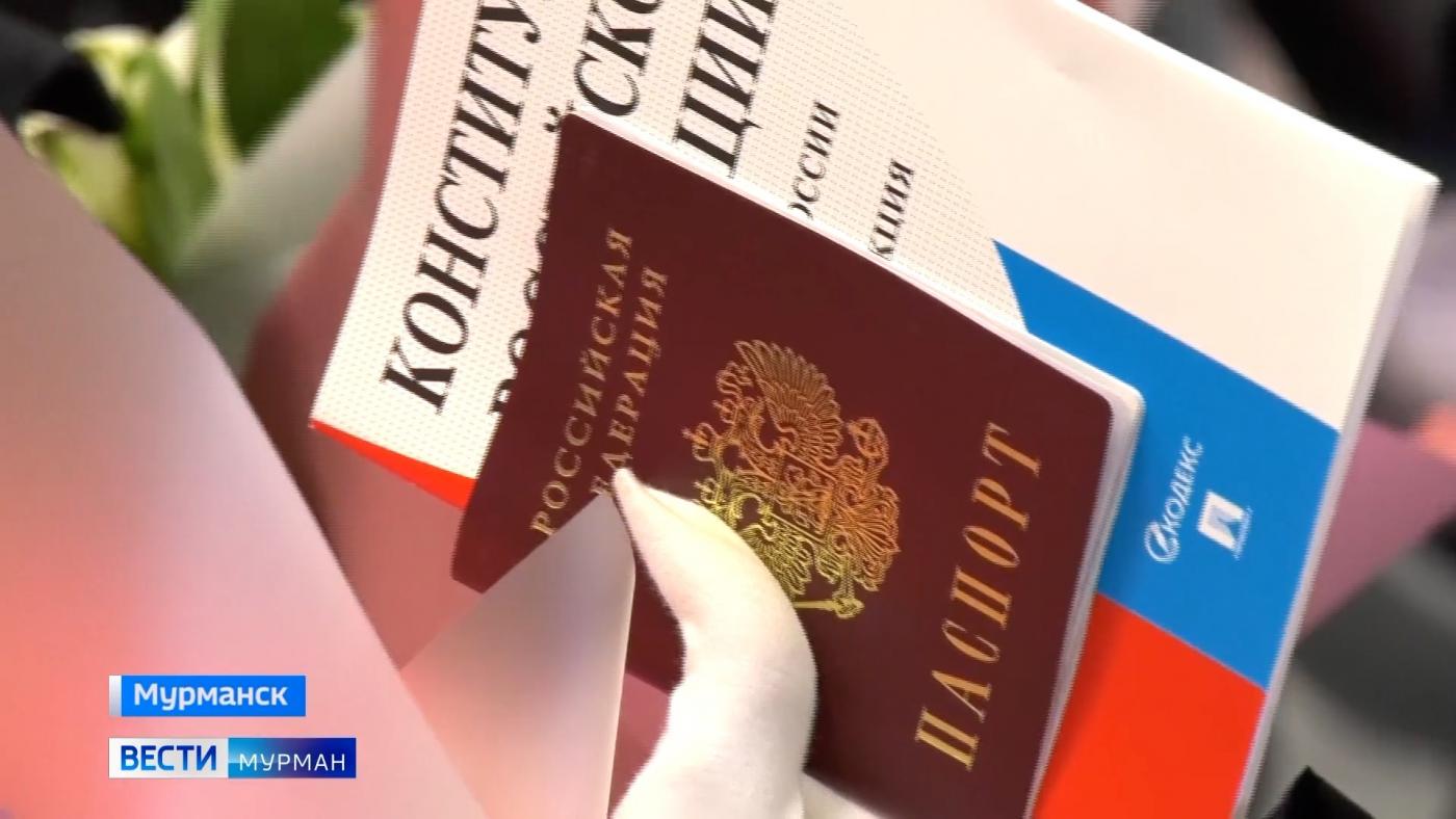 Андрей Чибис вручил первые паспорта 20 юным северянам