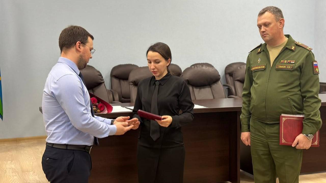 Двух участников СВО в Оленегорске наградили за отвагу и мужество