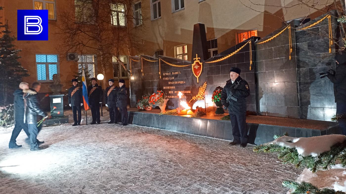 В День сотрудника органов внутренних дел в Мурманске к памятному огню возложили цветы и венки
