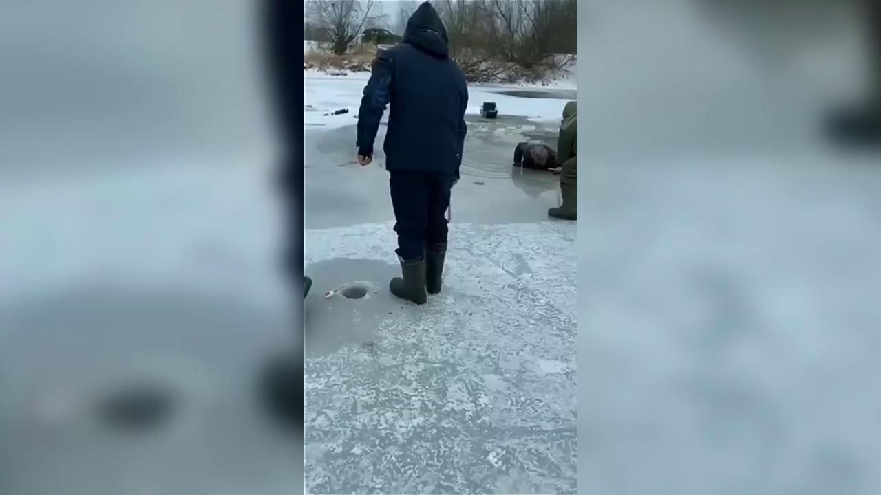 Провалившегося под лед рыбака в Мурманской области спасли коллеги