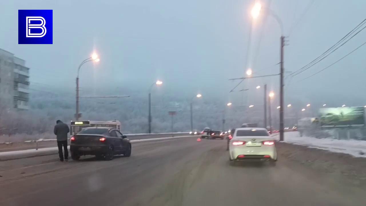 На Кольском проспекте в Мурманске произошла массовая авария
