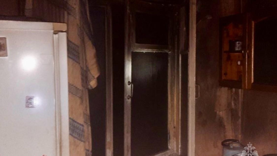 Из пожара в Мурманске спасли человека