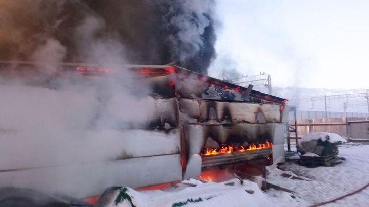 Спасатели ликвидировали пожар на железнодорожной станции в Кольском районе 