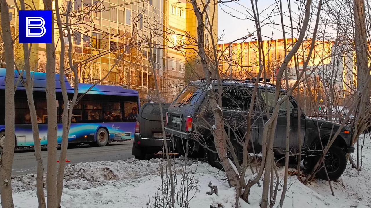 Пассажира &quot;Мазды&quot; госпитализировали с места ДТП на Челюскинцев в Мурманске