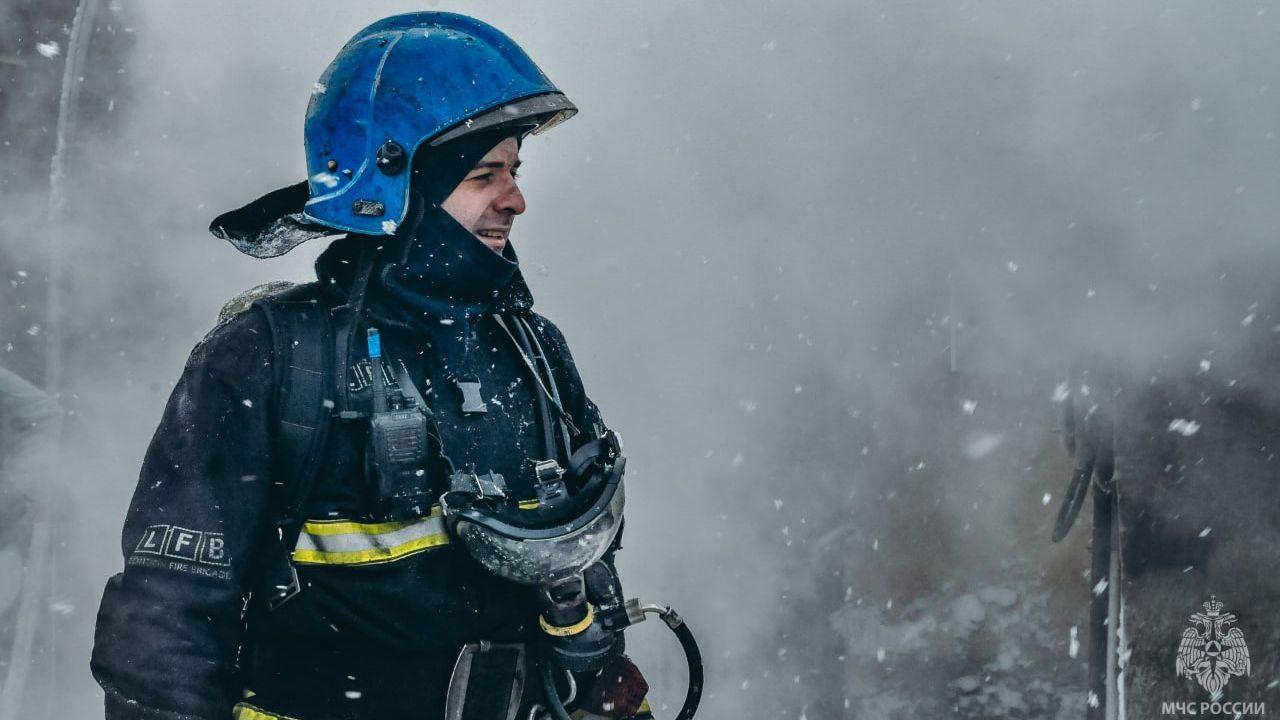 Спасатели эвакуировали 12 мурманчан из-за пожара в жилой пятиэтажке 