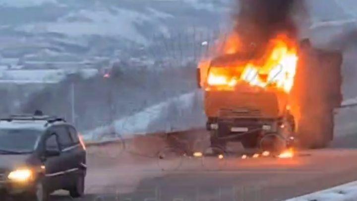 На Восточно-объездной дороге перекрыли движение из-за горящего грузовика 