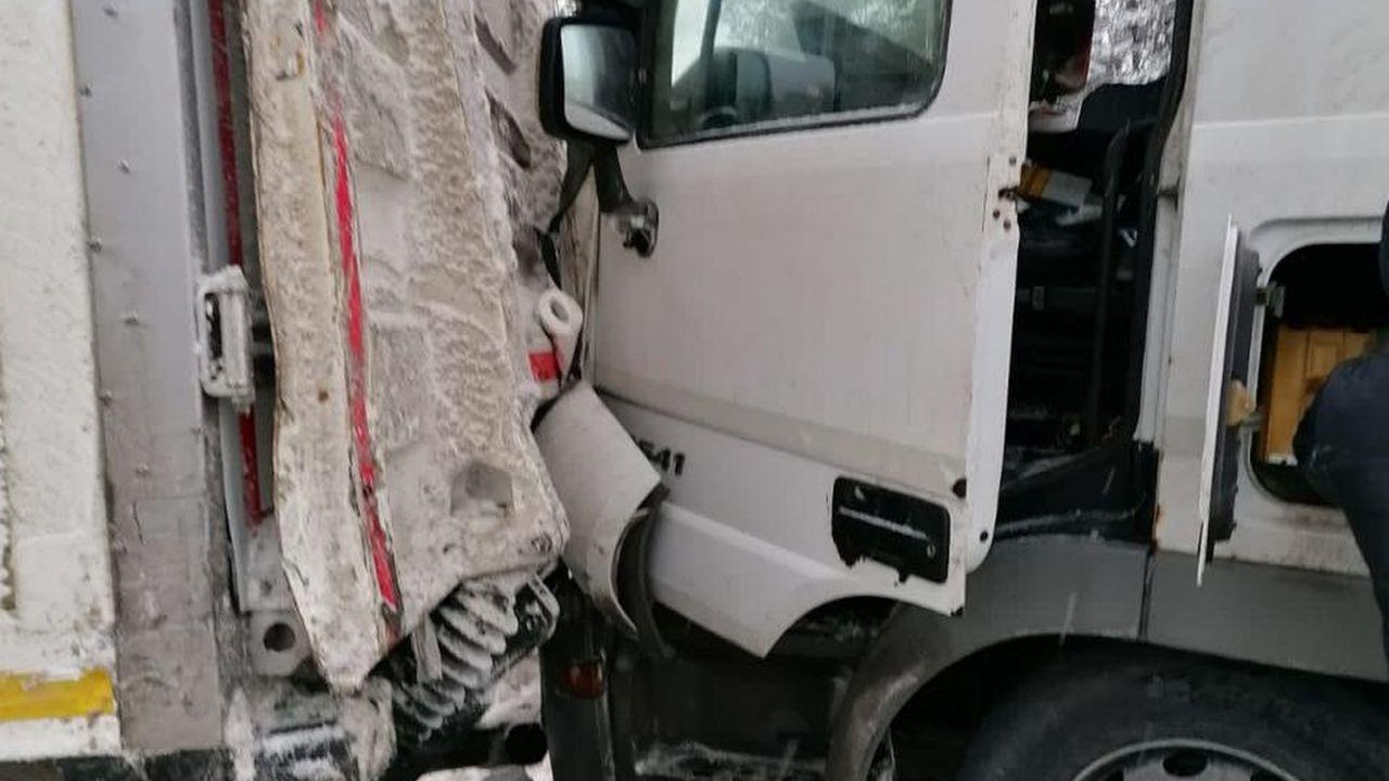 Два человека пострадали при столкновении грузовиков и микроавтобуса под Зеленоборским 