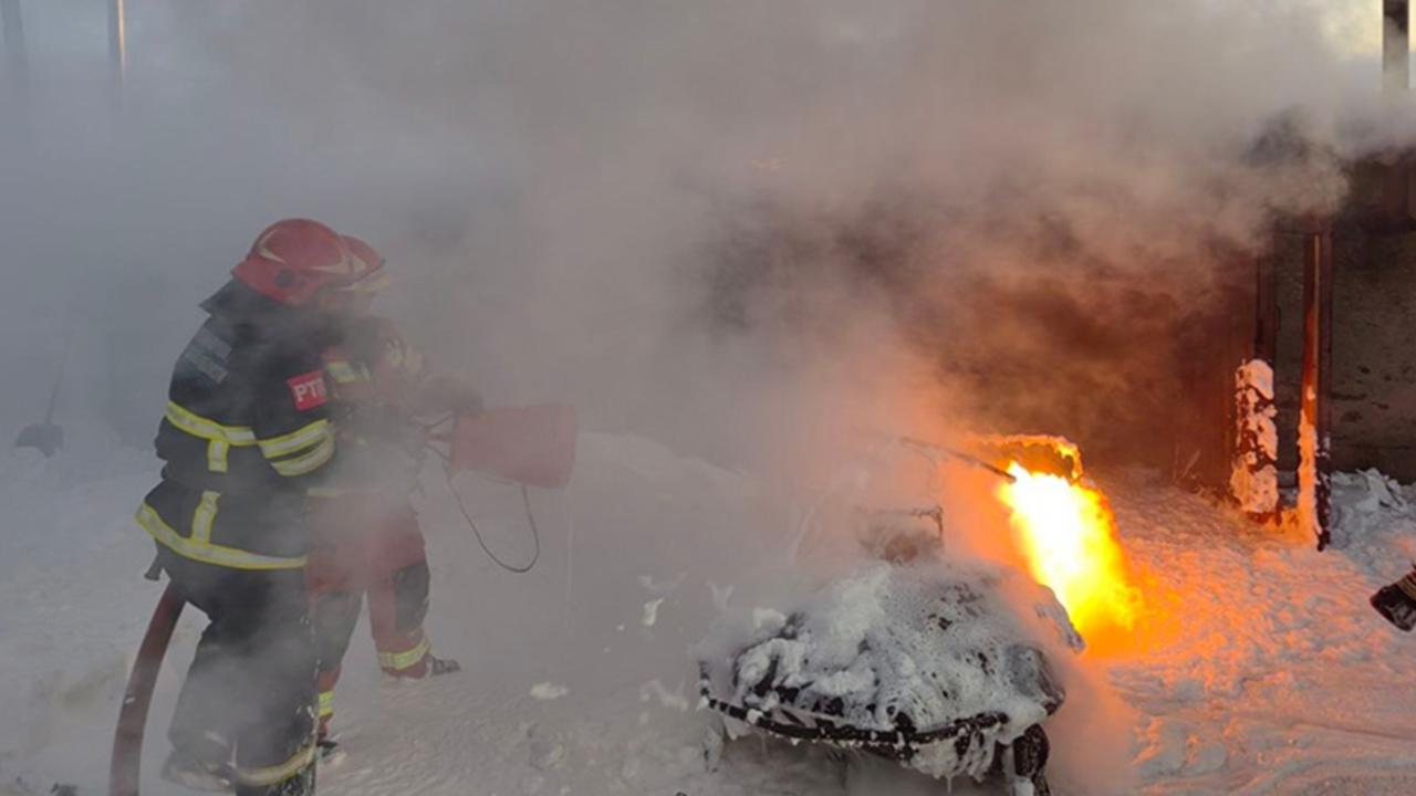 Снегоход и квадроцикл эвакуировали из гаража в Заполярном из-за пожара
