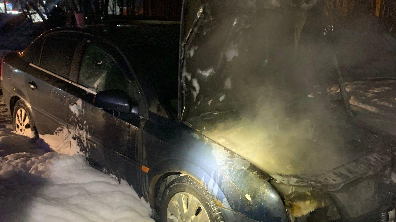 В Мурманске при пожаре в легковушке пострадал человек 