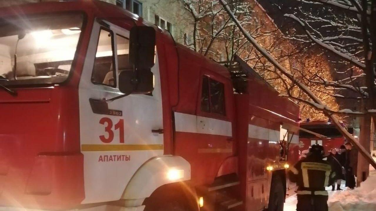 Двух северян эвакуировали из горящего дома в Апатитах. Один человек пострадал 