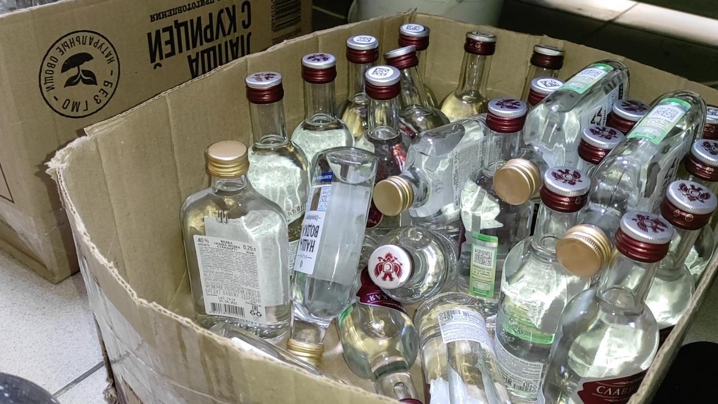 В мурманском магазине обнаружили более 380 бутылок сомнительного алкоголя