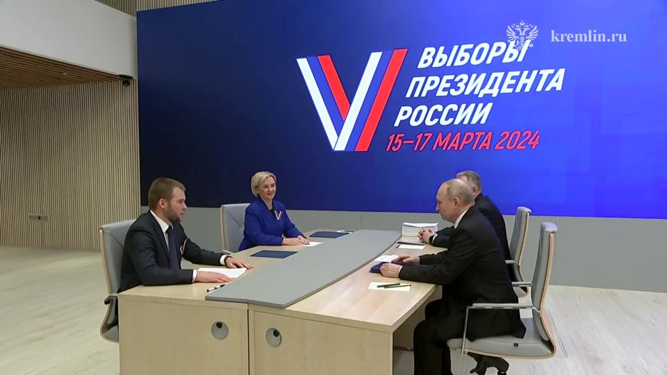 Владимир Путин представил в ЦИК документы для выдвижения на выборах президента РФ