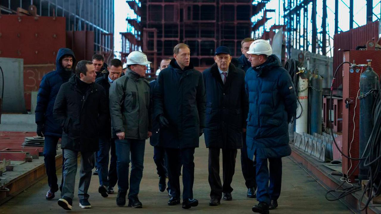 Андрей Чибис и Денис Мантуров посетили судостроительный завод &quot;Отрадное&quot;