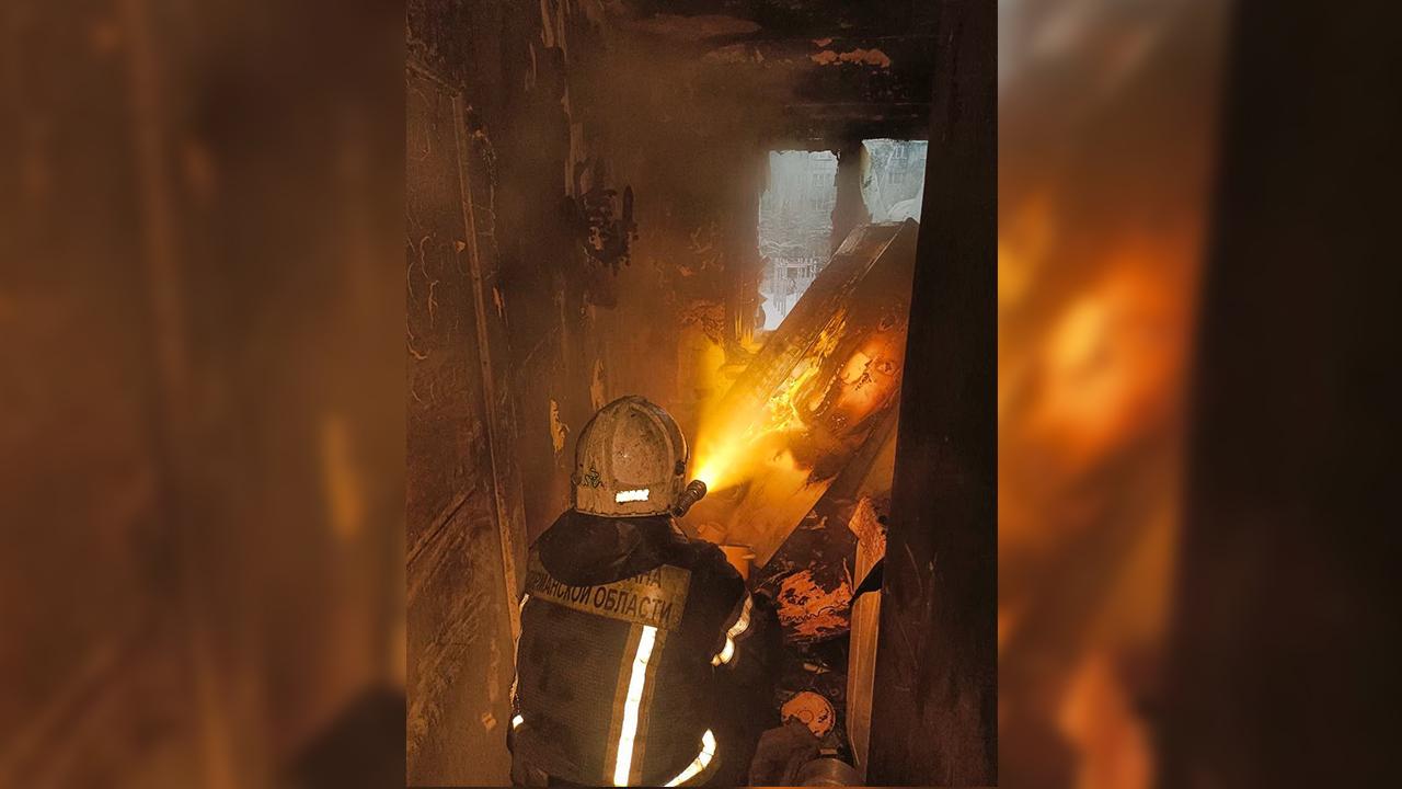 Из горящей квартиры в Мурманске спасли женщину
