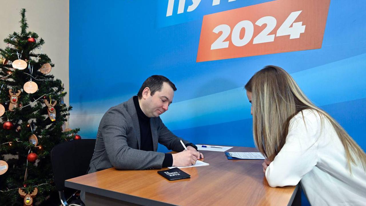 Андрей Чибис поставил подпись в поддержку Владимира Путина на выборах президента в 2024 году