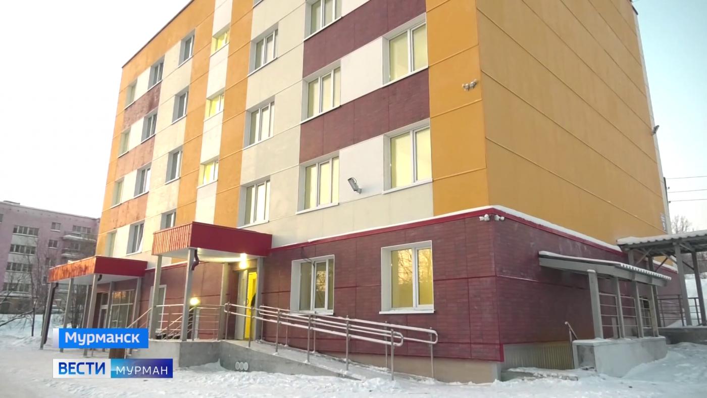 Андрей Чибис вручил ключи от квартир жильцам нового дома на Бредова, а станция &quot;скорой помощи&quot; пополнилась новыми авто