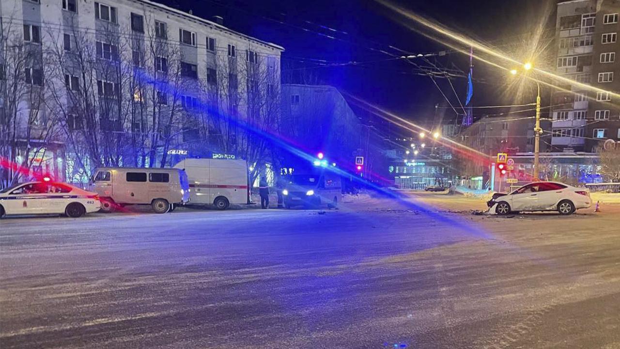 Машина скорой помощи попала в ДТП в Мурманске