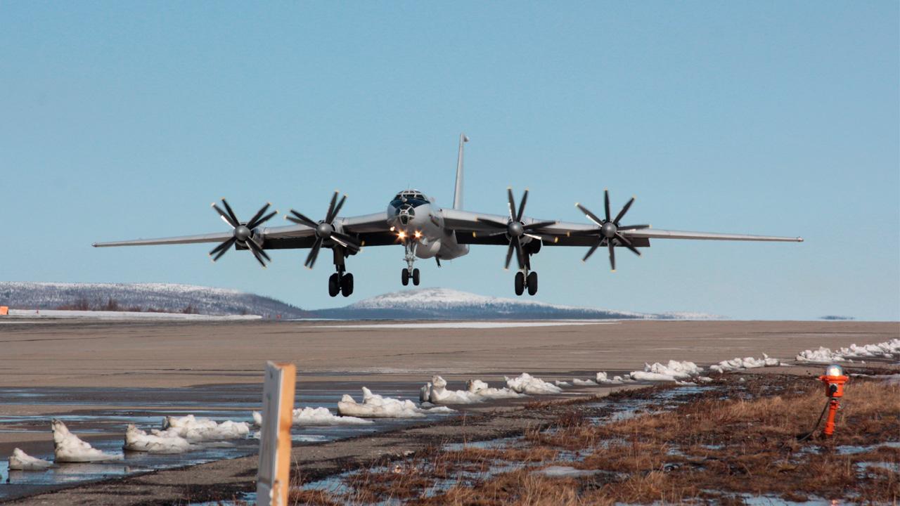 Авиация Северного флота в 2024 году продолжит совершать дальние полеты над Арктикой и Атлантикой