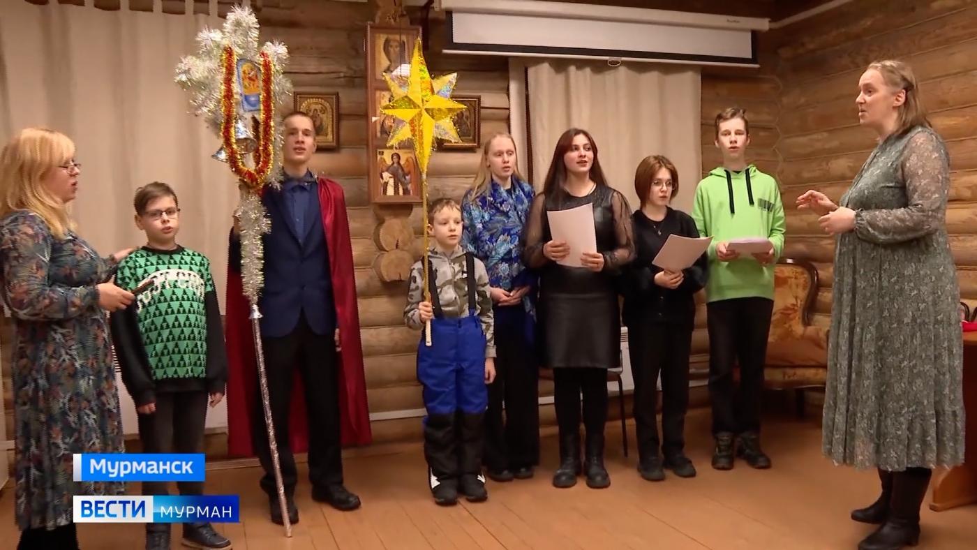 В ожидании Рождества: ученики мурманской воскресной школы построили вертеп у храма Всех Святых