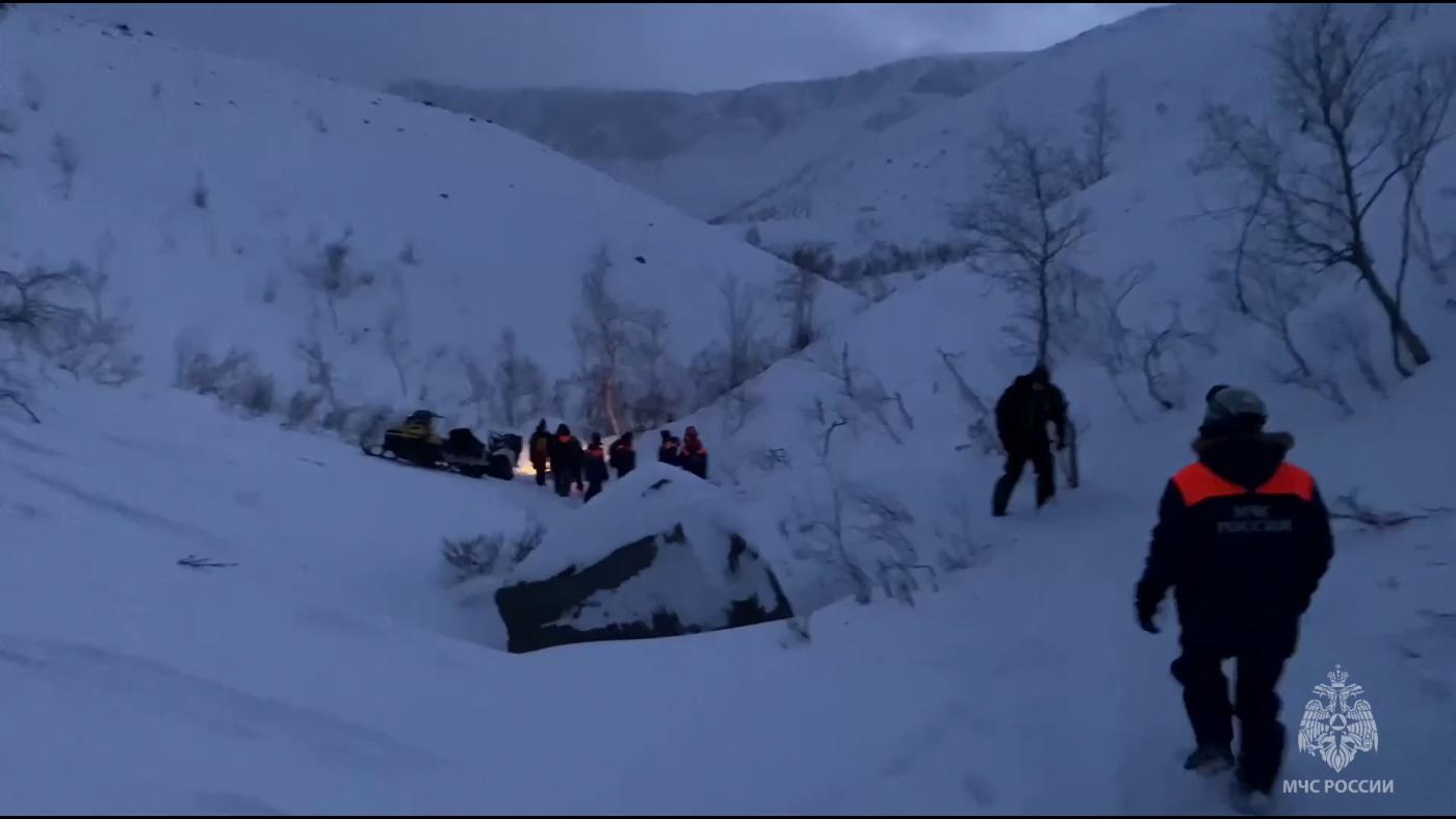 МЧС показало видео с места проведения поисково-спасательной операции в Хибинах, где погибли два туриста