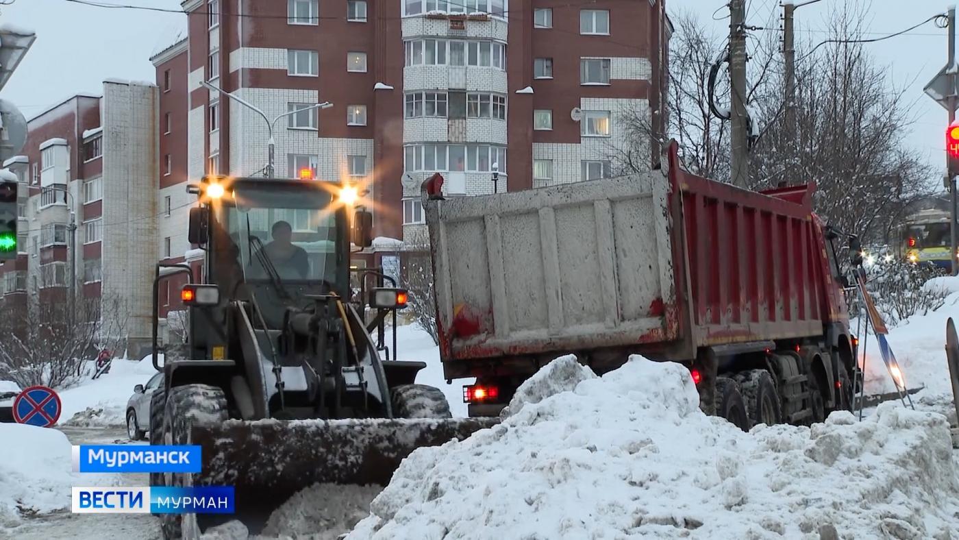 Одни убирают, другие мешают: как Мурманск справляется со снегопадами