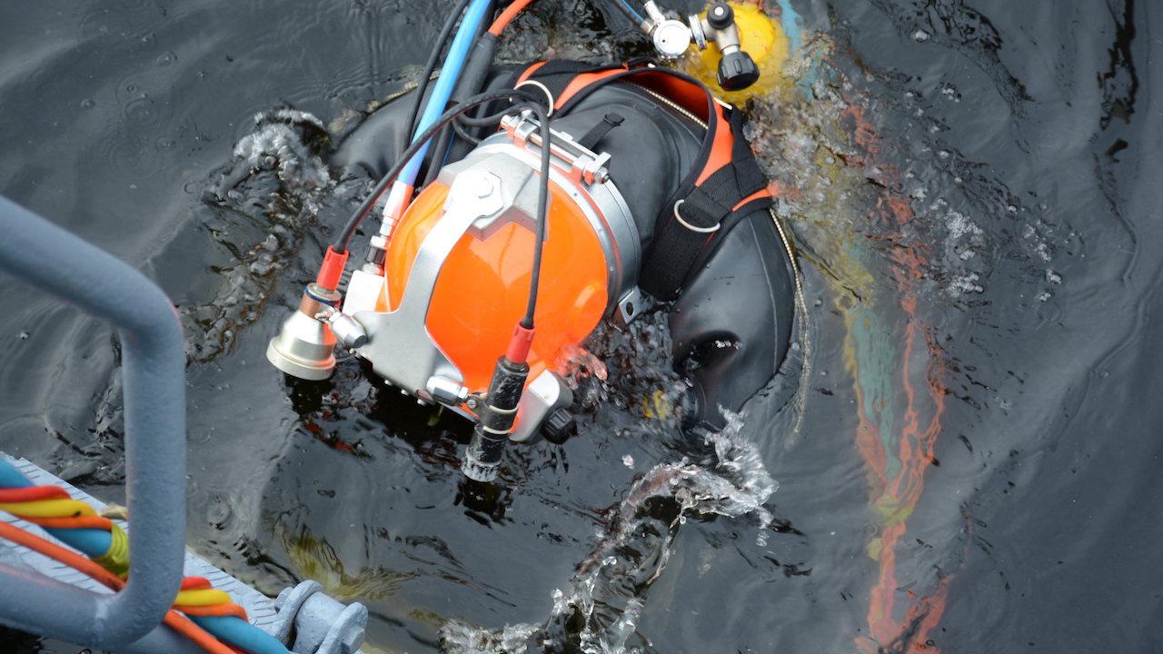 Водолазы-спасатели Северного флота начали тренировки по проведению спусков