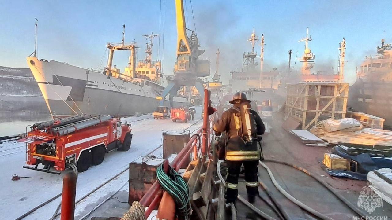 В Мурманске спасатели потушили пожар на рыболовном судне 