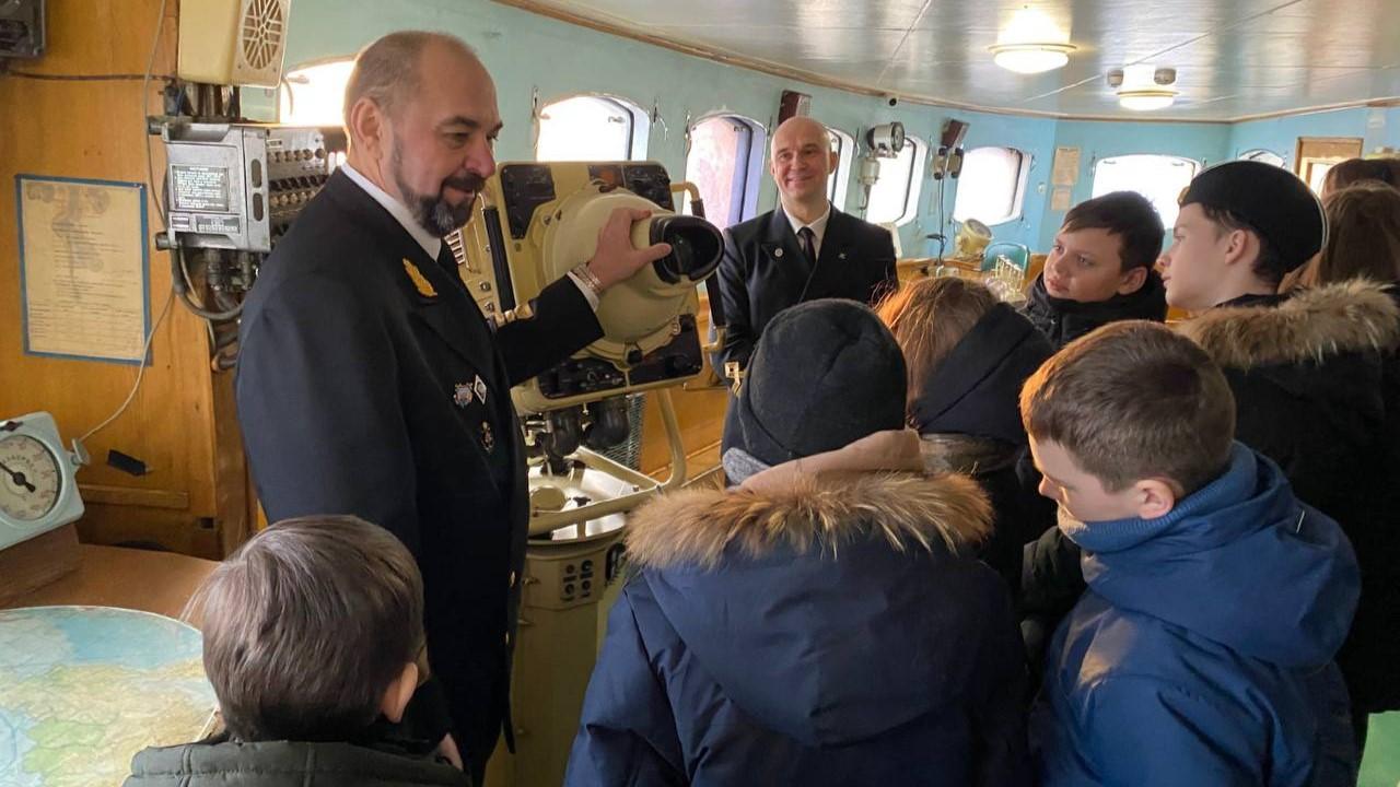 Для детей участников СВО провели экскурсию по ледоколу &quot;Ленин&quot;