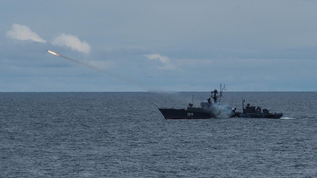 Экипаж МПК &quot;Брест&quot; Северного флота выполнил артиллерийские стрельбы в Баренцевом море
