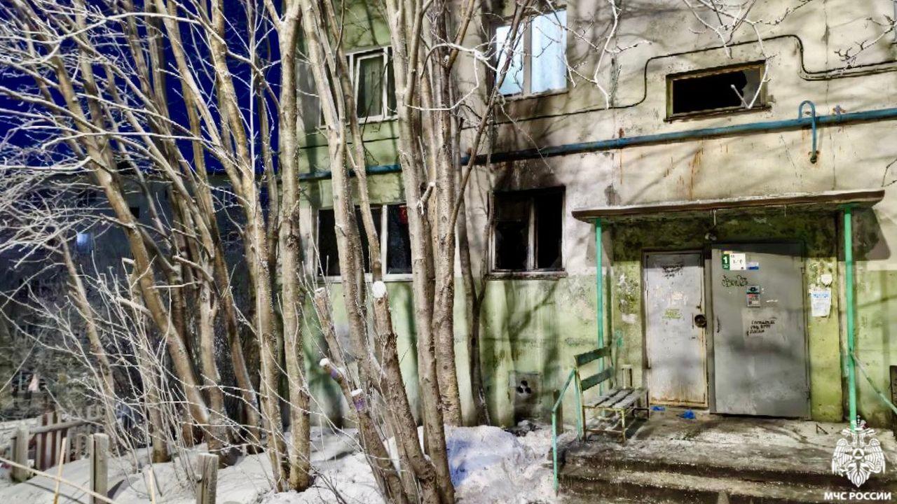 Шесть человек эвакуированы из пожара в Мурманске 