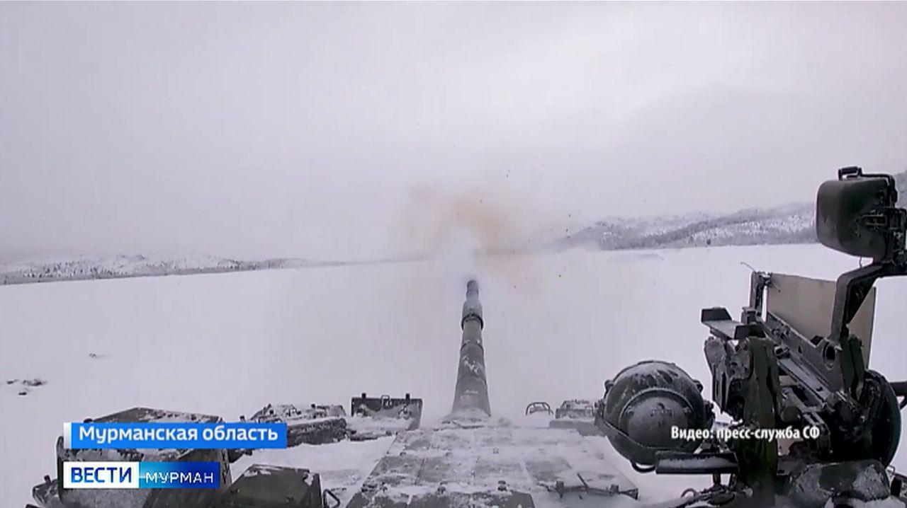 Танкисты Северного флота провели тренировку по боевой стрельбе на Т-80
