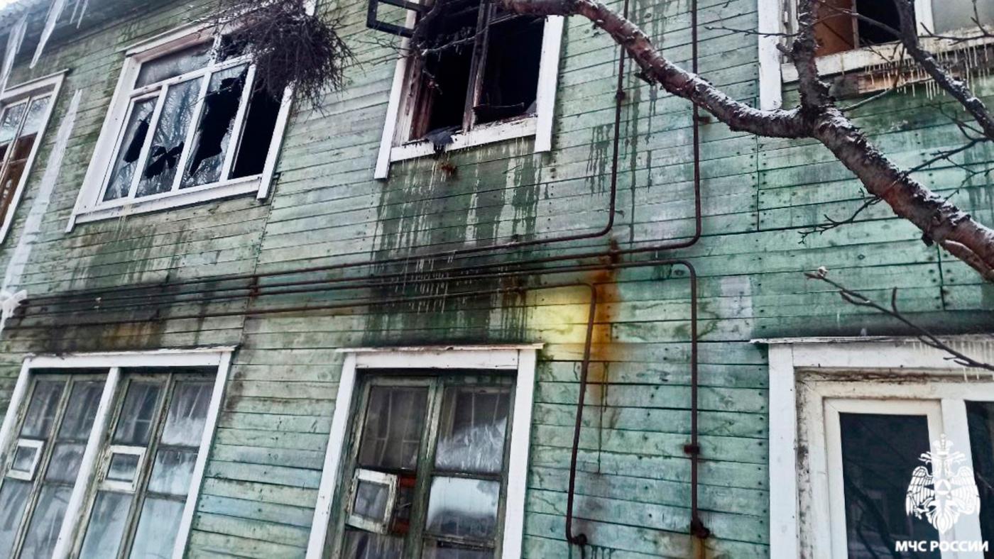 Мурманские огнеборцы эвакуировали девять человек из горящего дома на Фролова