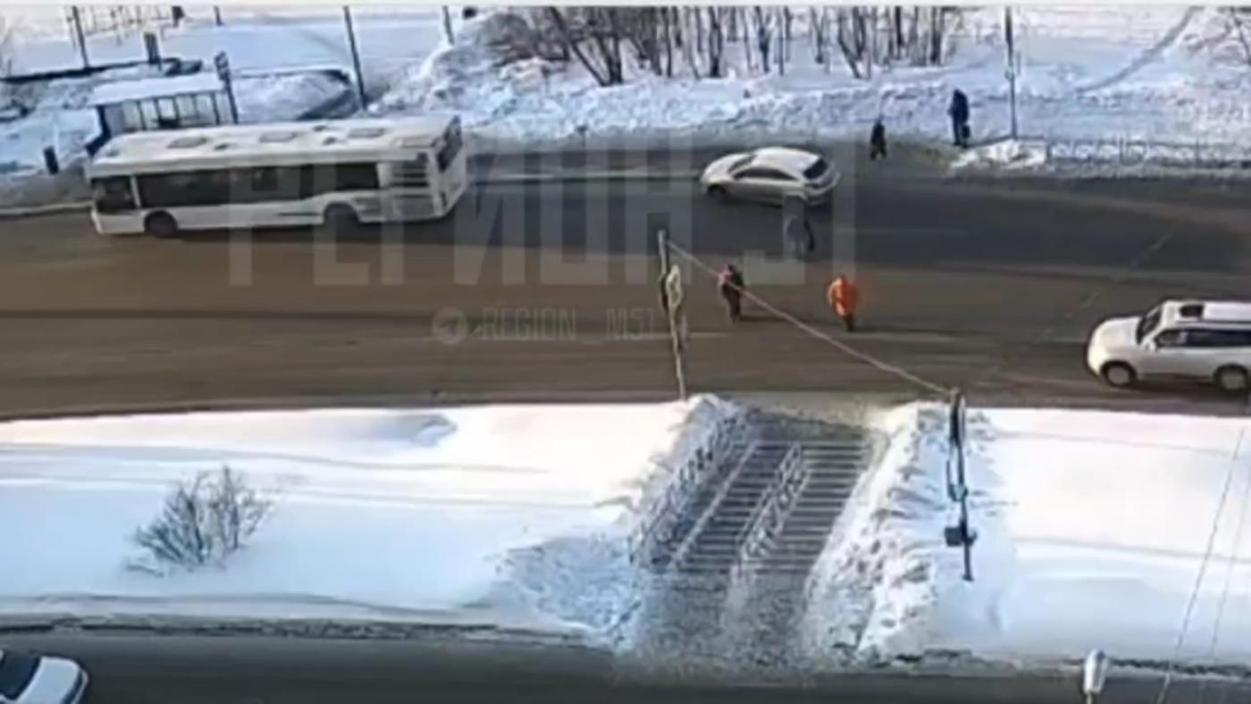 Автомобиль сбил стоявшего на остановке человека в Мурманске