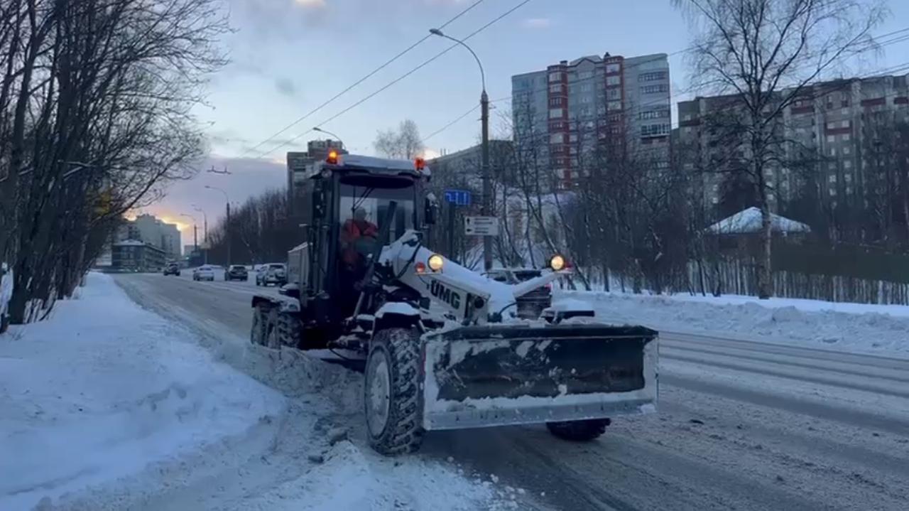 В Мурманске усилили бригады дорожных служб для борьбы со снегом 