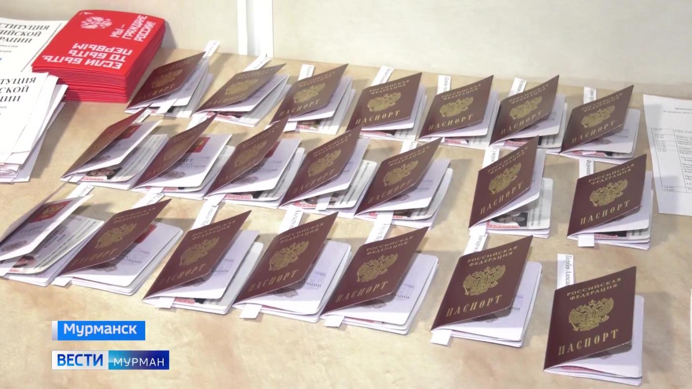 &quot;Мы — граждане России!&quot;: в преддверии Дня защитника Отечества юным северянам вручили паспорта