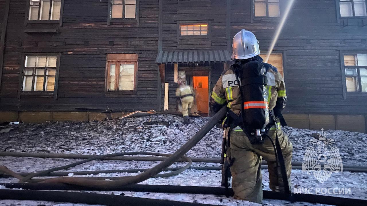Двух человек спасли из ночного пожара в &quot;деревяшке&quot; на Фрунзе в Мурманске
