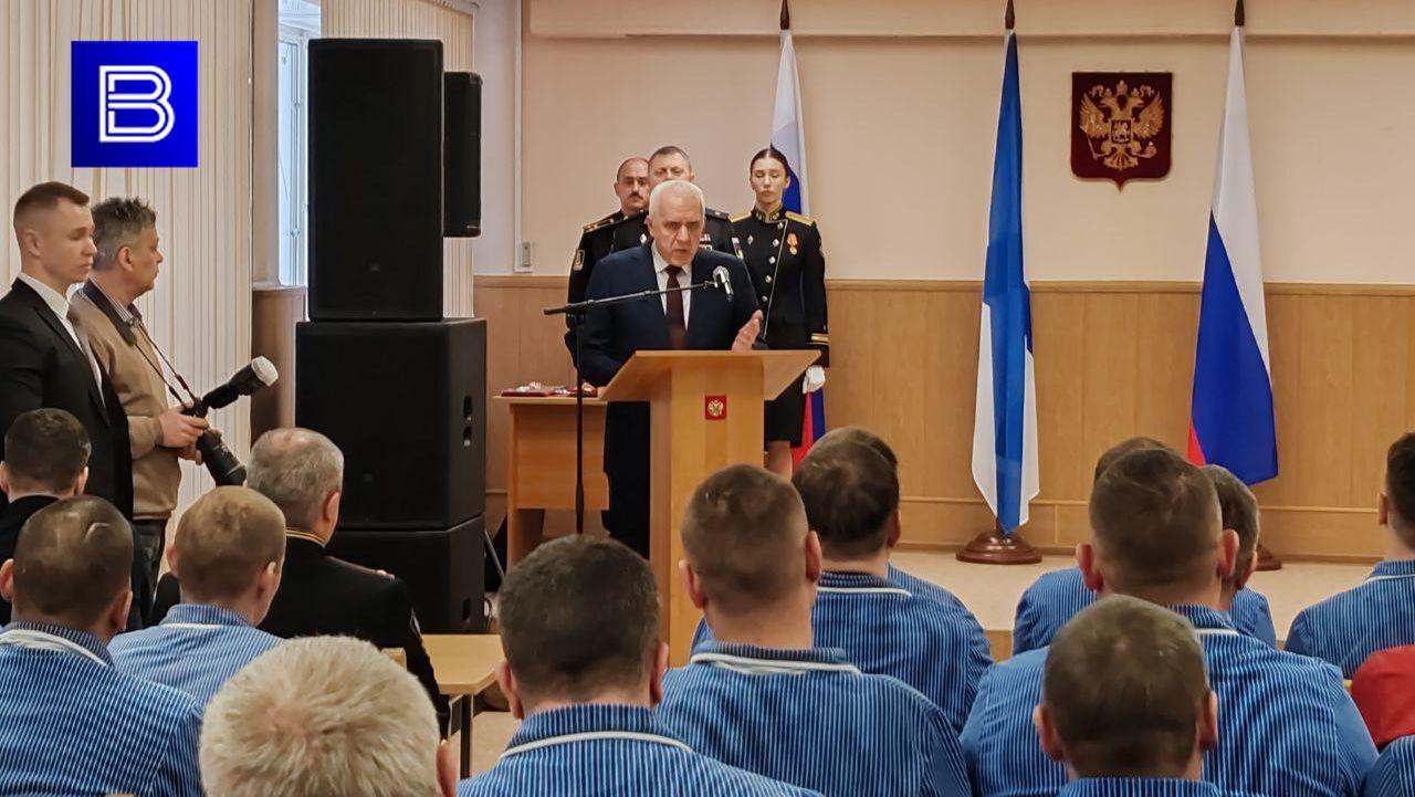 Александр Гуцан поздравил военнослужащих в североморском госпитале с наступающим Днем защитника Отечества