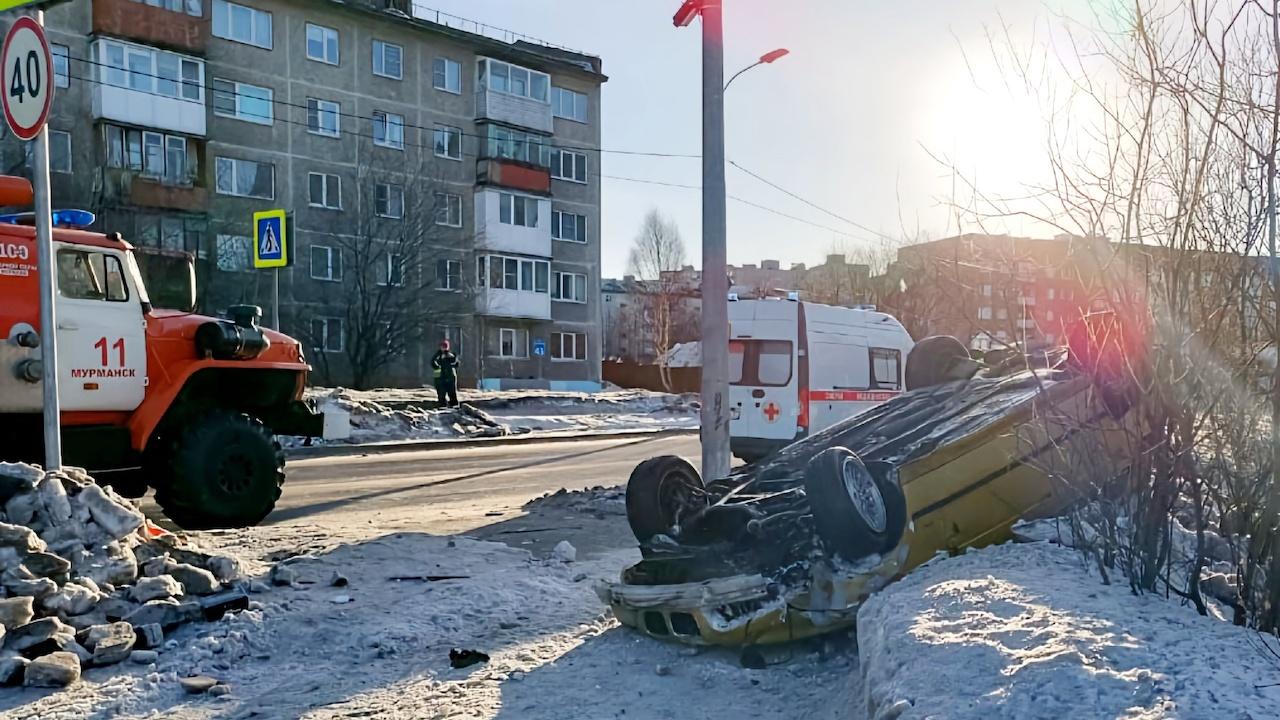 Водитель BMW пострадал после столкновения со столбом в Мурманске на Аскольдовцев